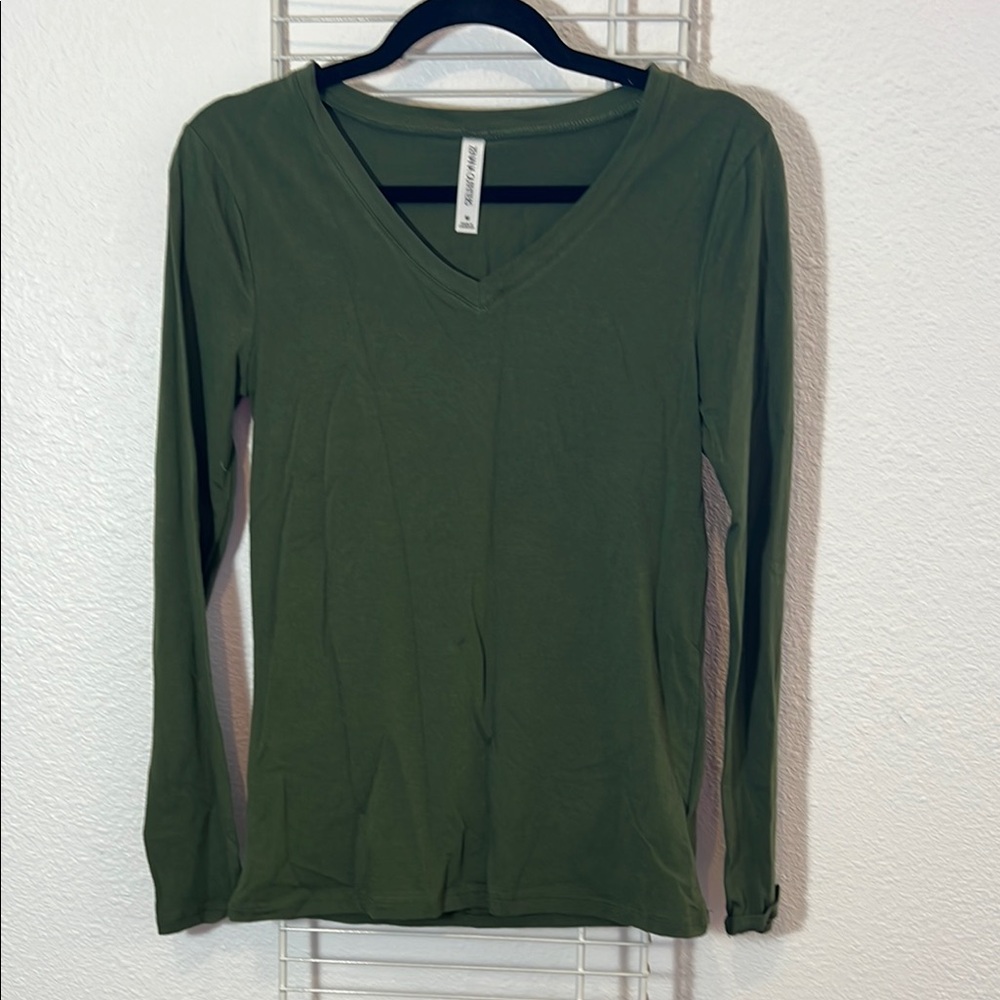 Zenana Outfitters Green Fitted Long Sleeve Tee